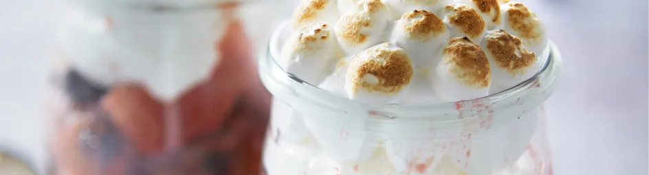 Rabarber-bessenpotjes met meringue