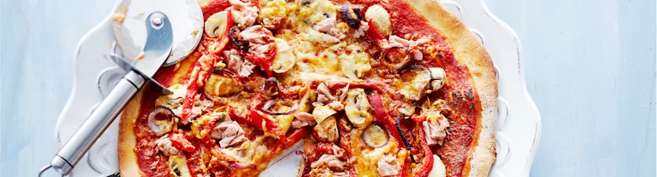Pizza tonno met champignons en paprika