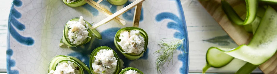 Komkommerrolletjes met romige krabsalade