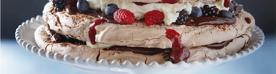 Chocolade stapeltaart met bessen en bramen