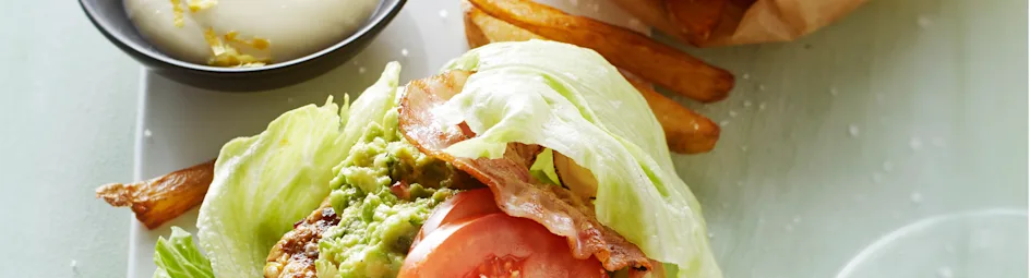 Kipburger met spek en guacamole