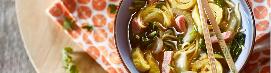 Miesoep met paksoi, ham en omeletrolletjes