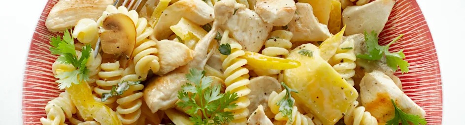 Pastasalade met kip en mango