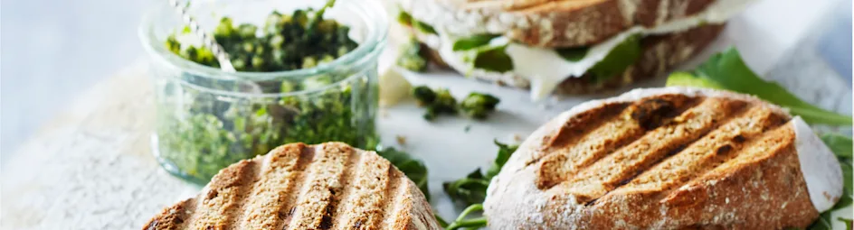 Getoaste sandwich met avocado, feta en pesto