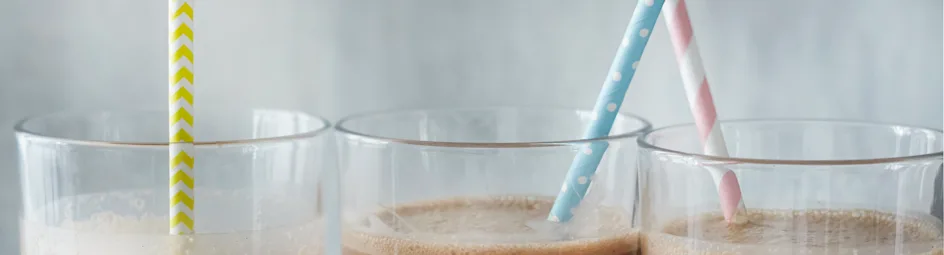 Amandelmilkshake met chocolade en banaan