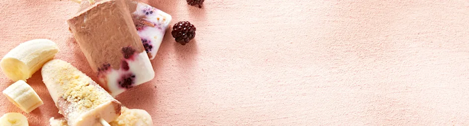 Yoghurtijs chocolade-vanille met bramen