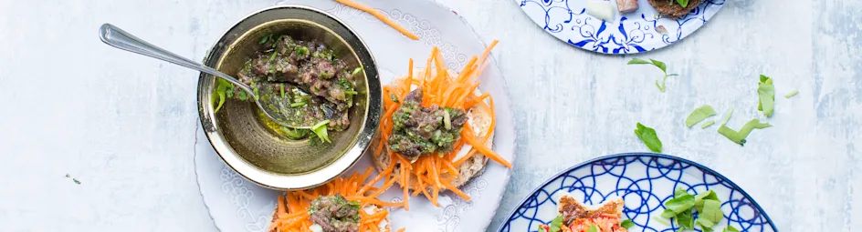 Toastje met wortelsalade en ansjovissalsa