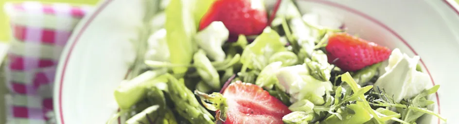 Zomersalade met aardbei, asperges en geitenkaas