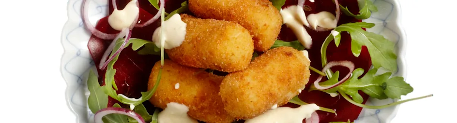 Zoetzure bietjessalade met aardappel-kaaskroketjes en aioli