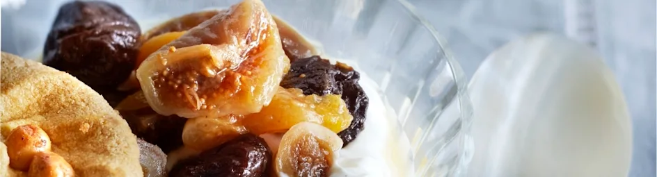 Yoghurthangop met vanille en gedroogd fruit