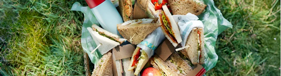 Sandwich met wortelsalade en kaas