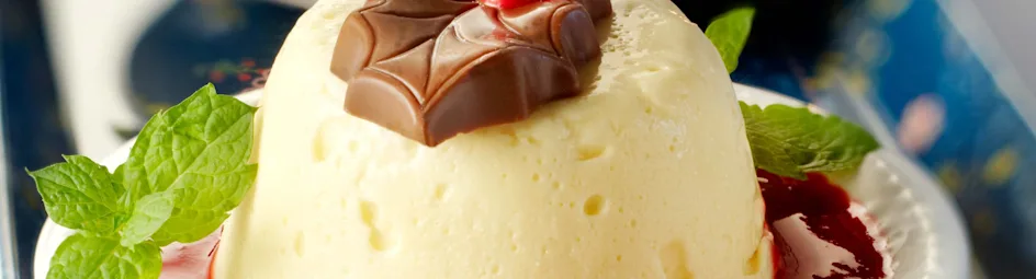 Witte chocolade bavarois met cranberrysaus