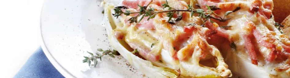 Witlofschotel met boerenkaas en gebakken aardappelen