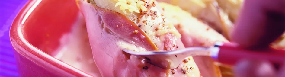 Witlofrolletjes met ham en kaassaus