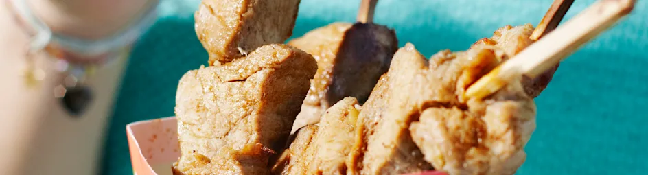 Warme spiesjes van gemarineerde varkenshaas