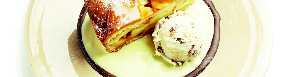 Warme appeltaart met vanillesaus en ijs