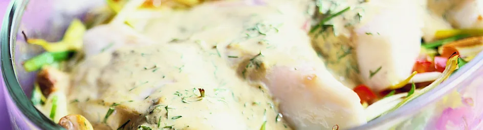 Visfilets op een bedje van prei en paprika met dille-mosterdsaus