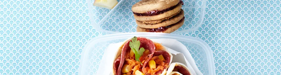 Tortillaflapje (met appel-kiwisalade en stapelbiscuitjes)