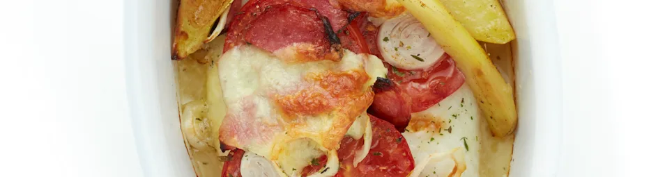 Tilapia met tomaat en salami