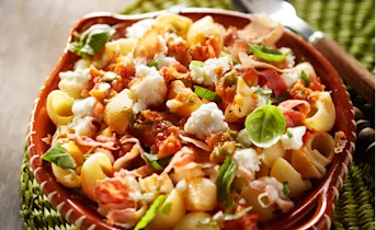 Pastasalade met tomatentapenade en parmaham