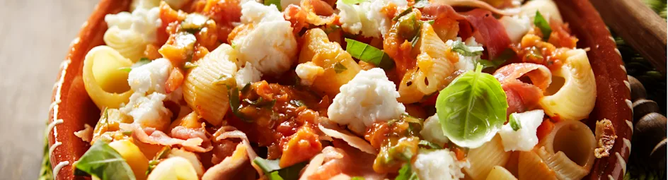 Pastasalade met tomatentapenade en parmaham