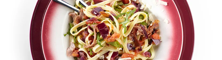 Tagliatelle met rauwe ham, rucola en rode ui
