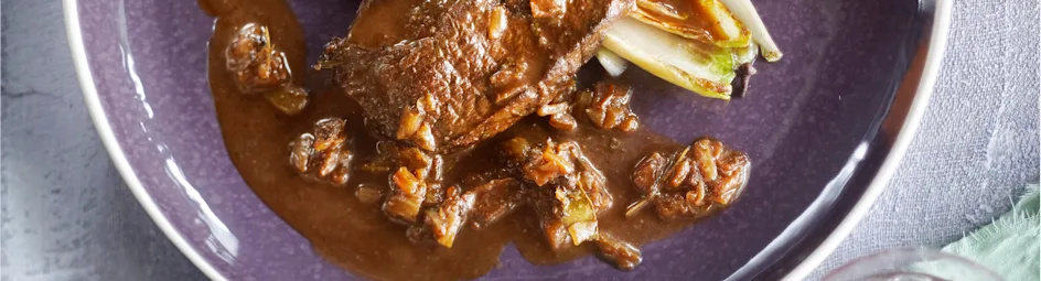 Sukade met ovengebakken chips van zoete aardappel