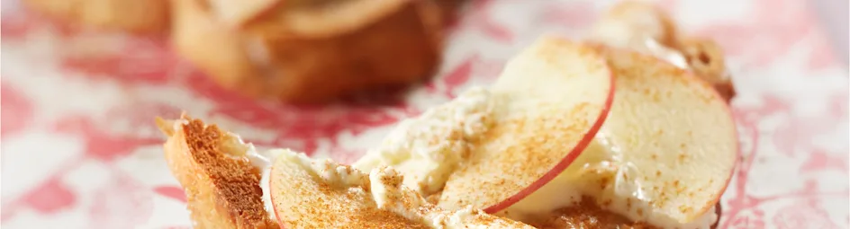 Suikerbrood met mascarpone, appel en kaneel