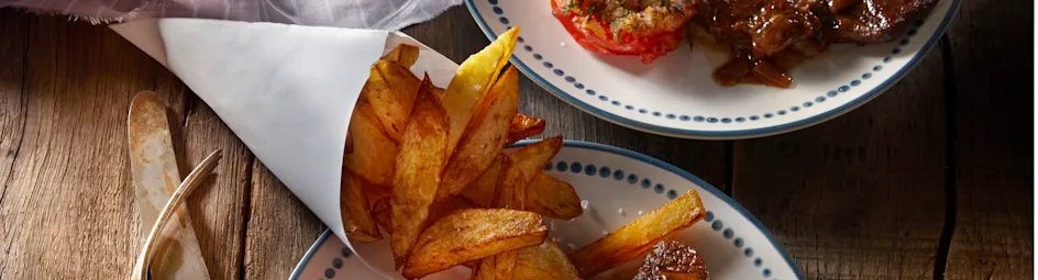 Stoofvlees met frieten en gevulde tomaatjes