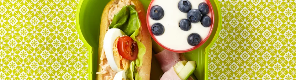 Stokje gezond (met komkommer-hamstaafjes en fruitkwark)