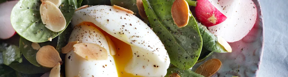 Spinaziesalade met zachtgekookt ei en mosterddressing