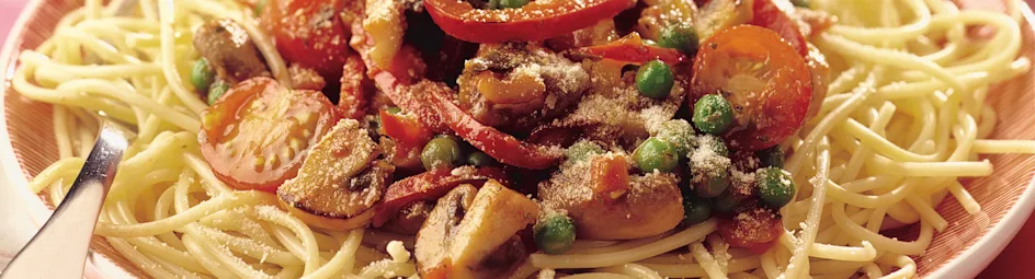 Spaghetti met paprika, champignons en doperwtjes
