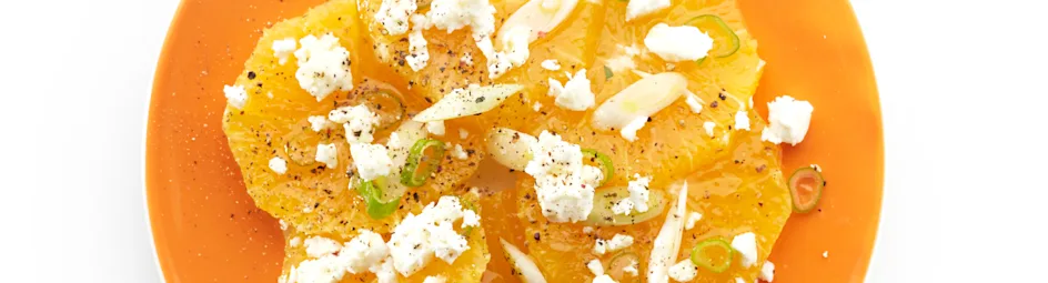 Sinaasappel met bosui en geitenkaas