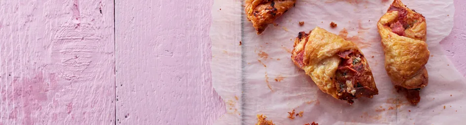 Salamicroissants met gorgonzola