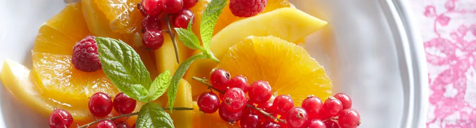 Salade van oranje en rood fruit