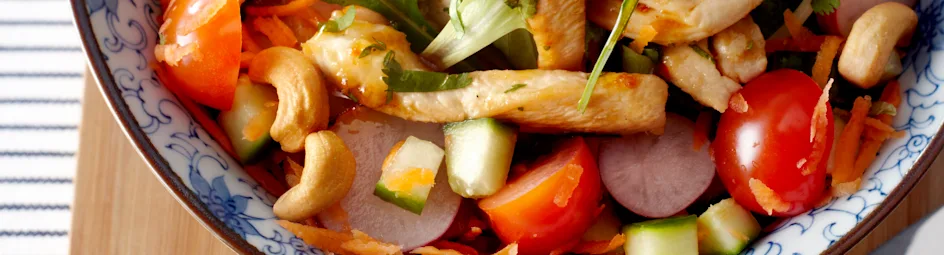 Salade uit de moestuin met kip en cashewnoten