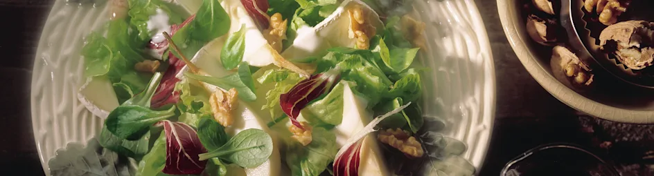 Salade met peer, kaas en noten