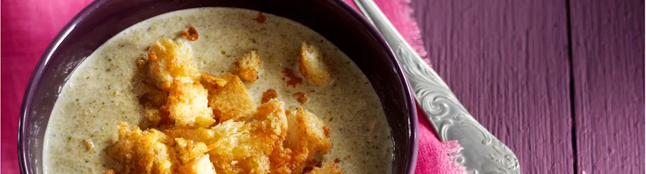 Romige groenekoolsoep met komijnekaascroutons