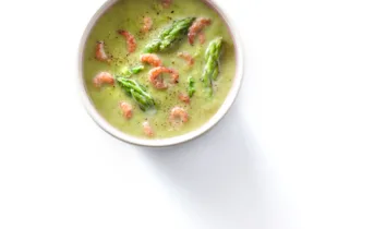 Romige aspergesoep met garnaaltjes