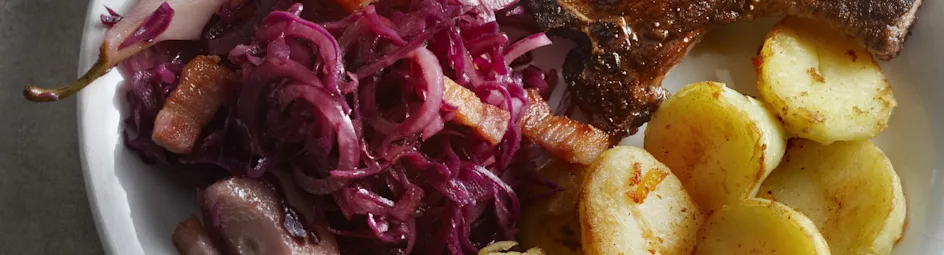 Rodekoolsalade met spek en stoofpeer