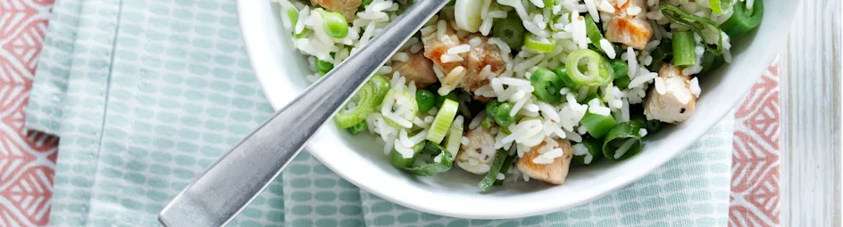 Rijstsalade met groene groenten en kalkoen