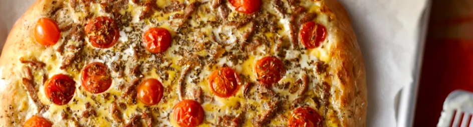 Plaatpizza met shoarma en ei