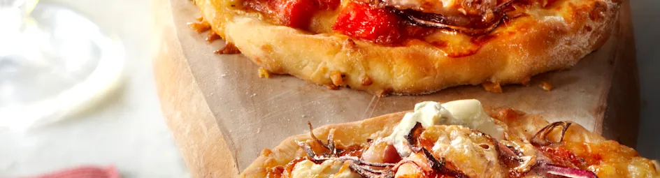 Pizza met gorgonzola, rode ui en pancetta