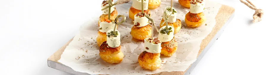 Paturain minikaasjes met pesto op bladerdeeg