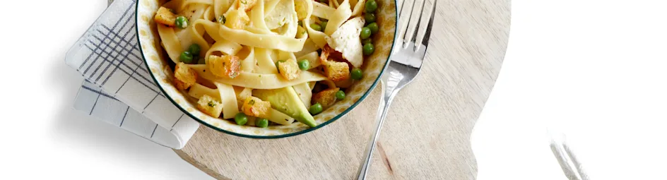 Pasta met avocado en knoflookcroutons