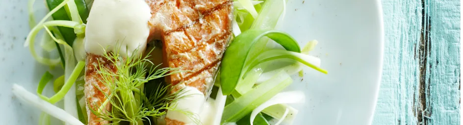 Palet van voorjaarsgroenten en zalm