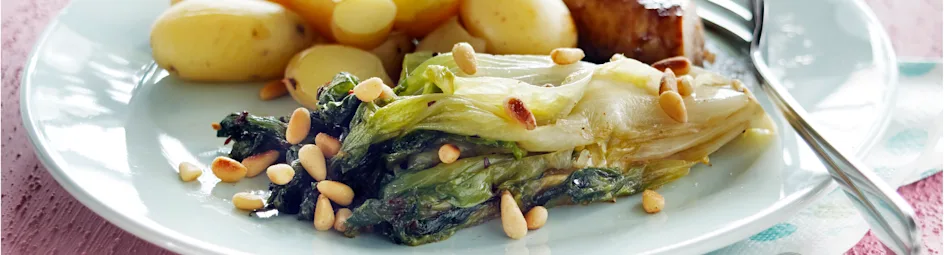 In olijfolie gesmoorde andijvie met pijnboompitten