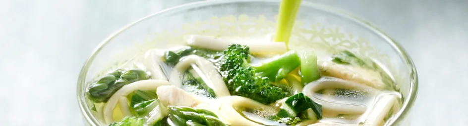 Miesoep met broccoli, groene asperges en paksoi