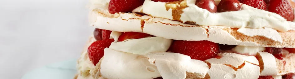 Merenguetaart met aardbeien en kersen