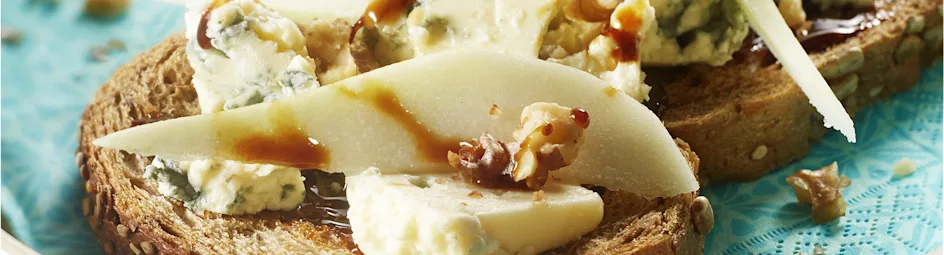 Meergranen boterham met appel-perenstroop en blauwe kaas